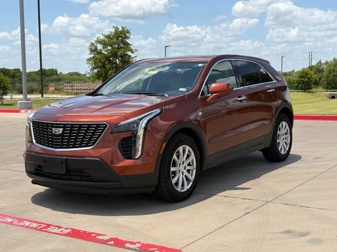 Used 2019 Cadillac XT4 Luxury w/ Cold Weather Package FWD image 3