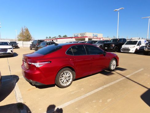 Used 2018 Toyota Camry XLE image 11