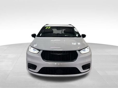 Certified 2025 Chrysler Pacifica Limited image 5