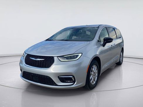 Used 2024 Chrysler Pacifica Touring-L FWD image 1