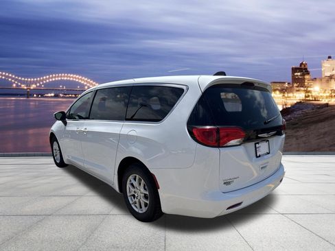 Used 2023 Chrysler Voyager LX FWD image 3