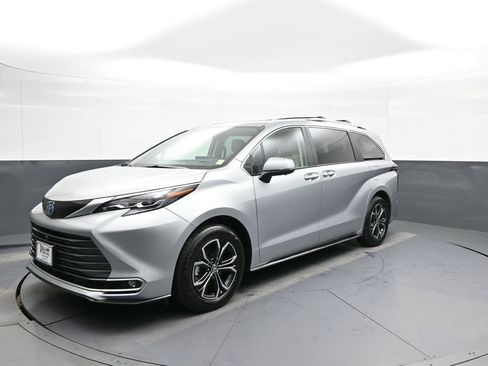 Certified 2025 Toyota Sienna Platinum image 1