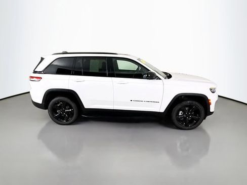 Used 2025 Jeep Grand Cherokee Limited w/ Luxury Tech Group II image 8