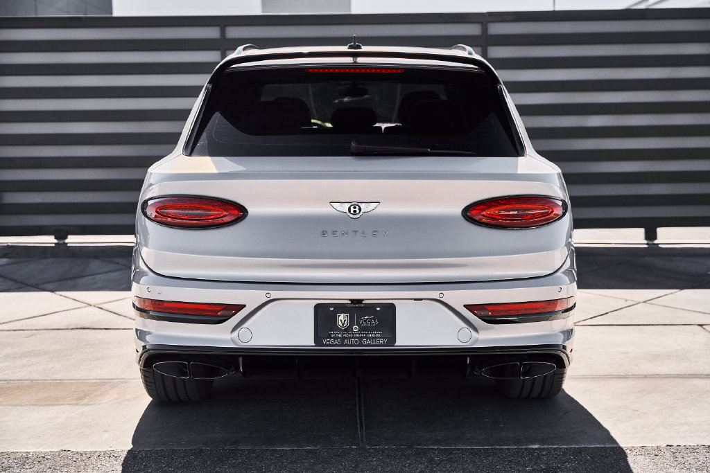 Used 2025 Bentley Bentayga AWD/4WD image 16