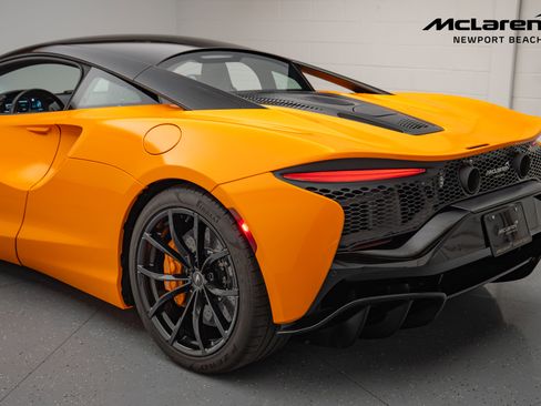 Used 2023 McLaren Artura image 14