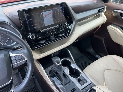 Used 2022 Toyota Highlander Limited FWD image 35