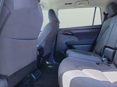 Used 2024 Toyota Highlander LE image 12