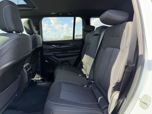 Used 2025 Jeep Grand Cherokee Laredo X AWD/4WD image 19