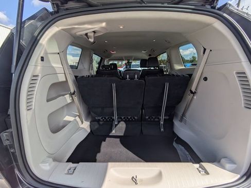 Used 2023 Chrysler Pacifica Touring-L FWD image 13