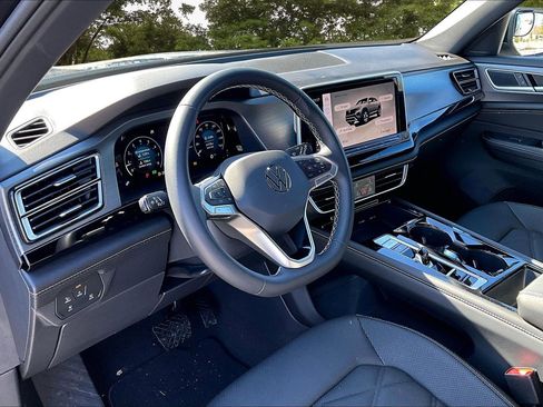 Used 2024 Volkswagen Atlas Cross Sport SE w/ Panoramic Sunroof Package image 17