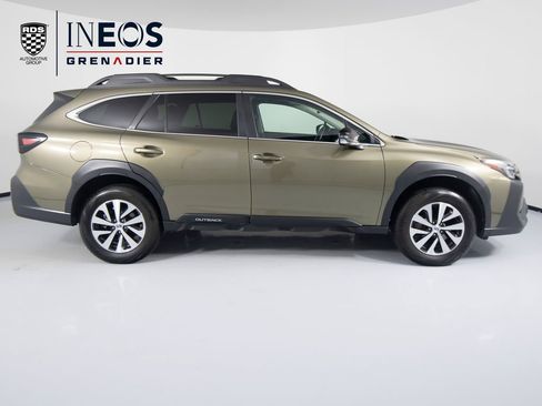 Used 2025 Subaru Outback Premium AWD/4WD image 4