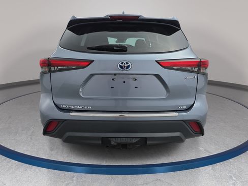 Used 2020 Toyota Highlander XLE AWD/4WD image 6