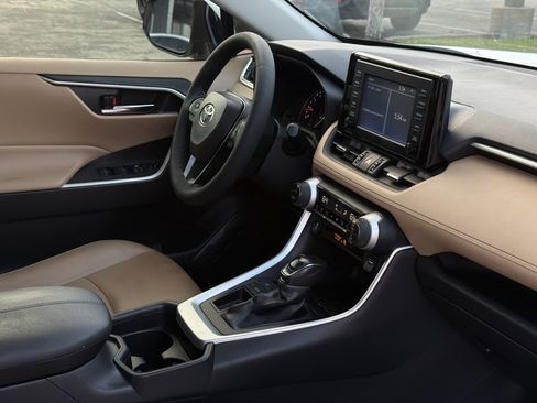 Used 2019 Toyota RAV4 XLE Premium image 15