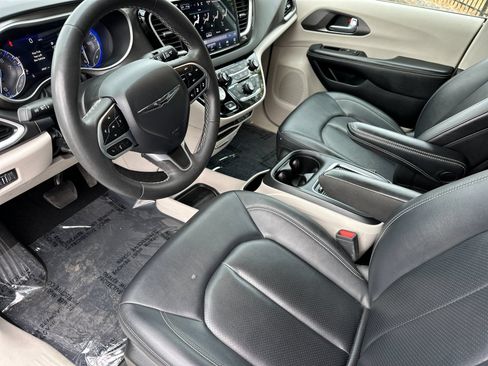 Used 2024 Chrysler Pacifica Touring-L FWD image 9