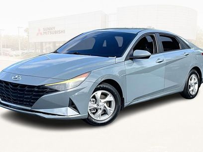 Used 2023 Hyundai Elantra SE w/ Preferred Accessory Package