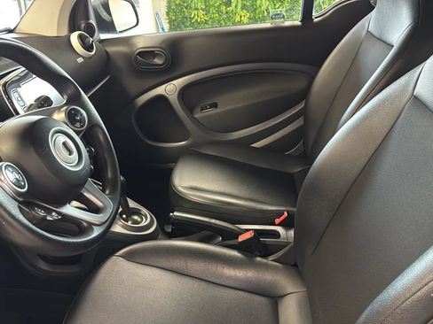 Used 2017 smart fortwo pure RWD image 15