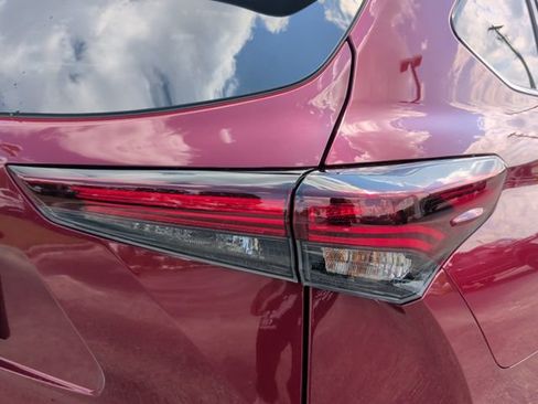 Used 2026 Toyota Highlander Platinum AWD/4WD image 11