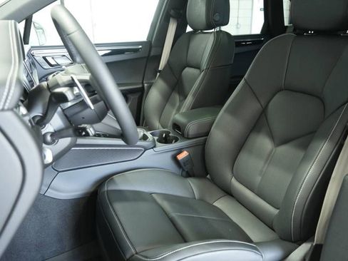 Certified 2025 Porsche Macan AWD/4WD image 5