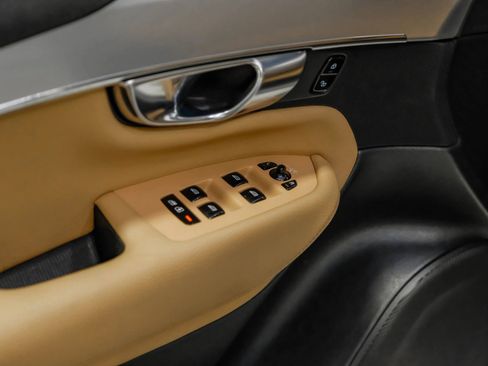 Used 2017 Volvo XC90 T6 Momentum w/ Vision Package image 34