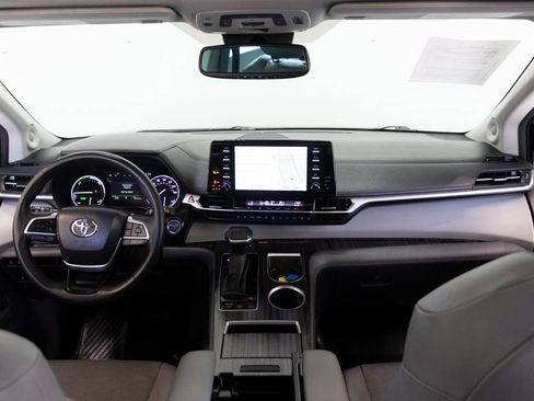 Used 2024 Toyota Sienna Limited image 25