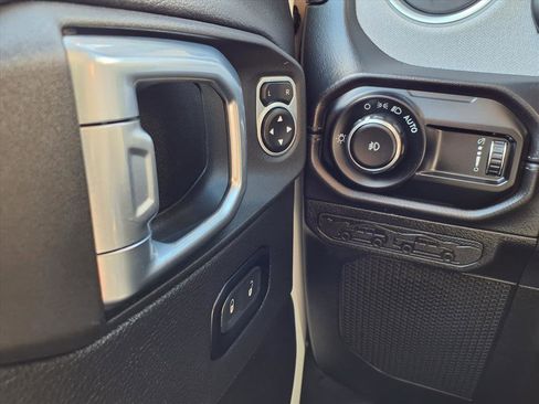 Used 2025 Jeep Wrangler Sahara image 9