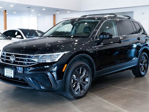 Used 2023 Volkswagen Tiguan SE image 1