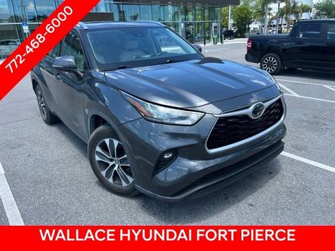 Used 2020 Toyota Highlander XLE FWD image 3