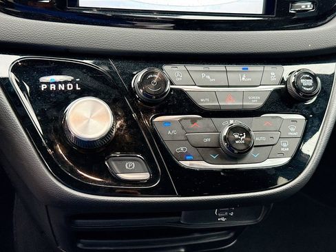Used 2026 Chrysler Pacifica Select image 17