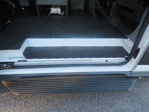 Used 2018 Ford Transit 150 XLT image 30