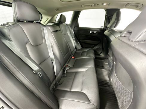 Used 2022 Volvo XC60 B5 Momentum w/ Protection Package Premier image 25