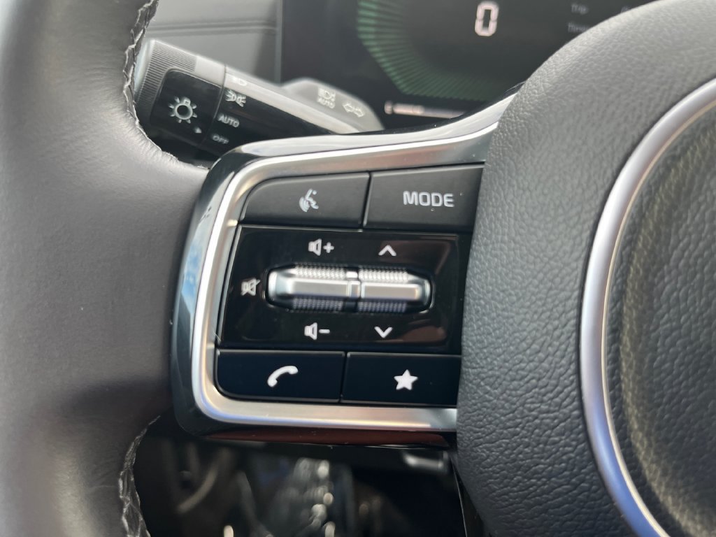 Used 2025 Kia Carnival EX FWD image 19