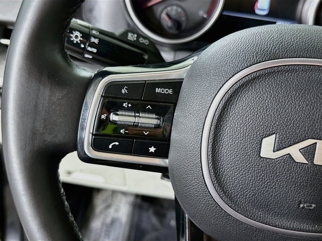 Used 2022 Kia Carnival LX FWD image 21
