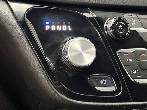 Used 2025 Chrysler Pacifica Select FWD image 25