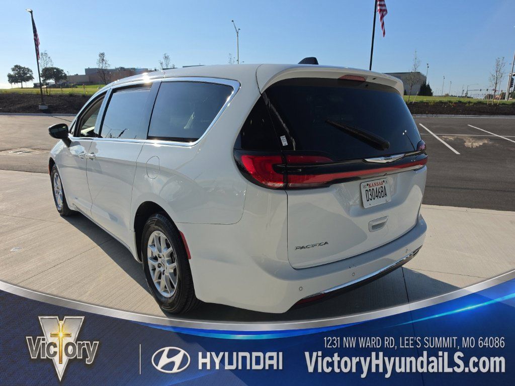 Used 2023 Chrysler Pacifica Touring-L FWD image 3