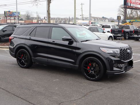Used 2025 Ford Explorer ST image 2