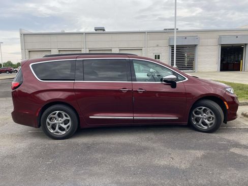 Used 2023 Chrysler Pacifica Limited w/ Uconnect Theater Family Group FWD image 6