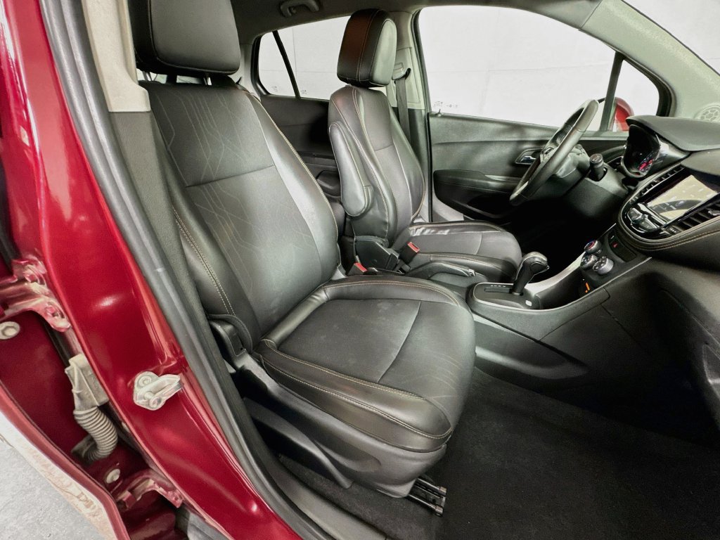 Used 2018 Chevrolet Trax LT w/ LT Convenience Package FWD image 32