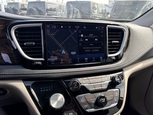 Used 2023 Chrysler Pacifica Limited FWD image 28