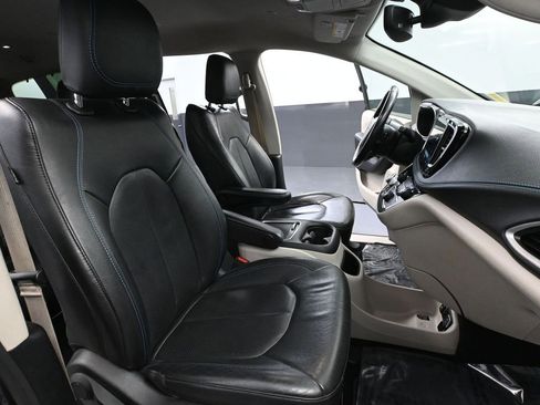 Used 2021 Chrysler Pacifica Touring-L image 48