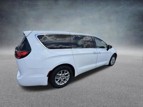 Used 2024 Chrysler Pacifica Touring-L FWD image 12