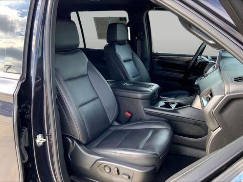 Used 2024 Chevrolet Suburban LT RWD image 9