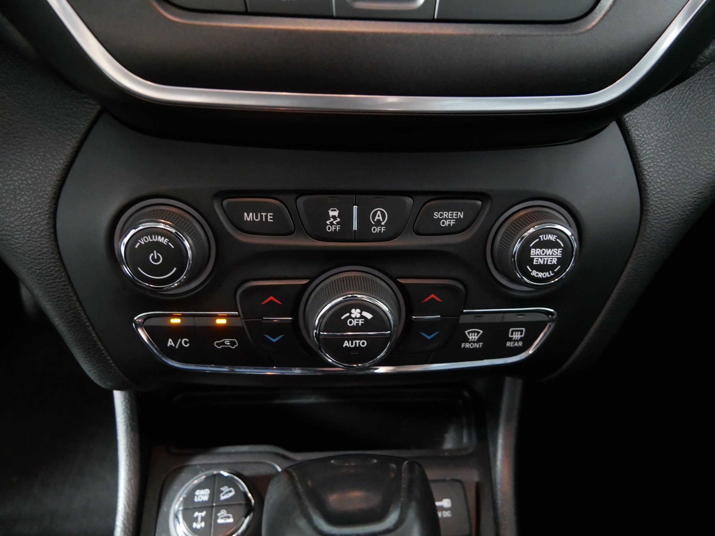 Used 2019 Jeep Cherokee Trailhawk w/ Cold Weather Group AWD/4WD image 23
