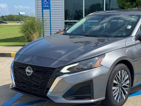 Used 2024 Nissan Altima 2.5 SV AWD/4WD image 2