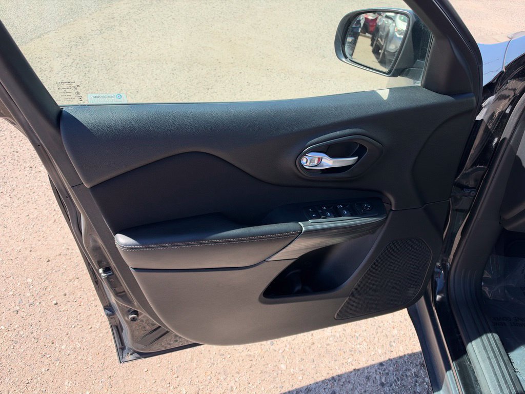 Used 2017 Jeep Cherokee Sport FWD image 9