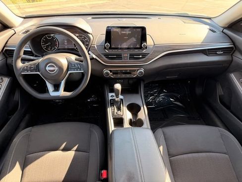 Used 2025 Nissan Altima 2.5 SV FWD image 8