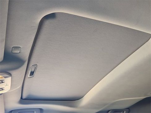 Used 2021 Toyota Highlander XLE image 18