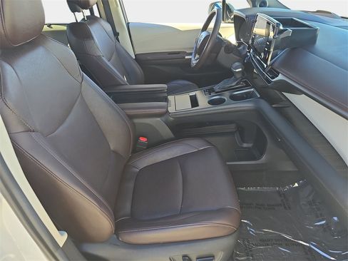 Used 2022 Toyota Sienna Platinum image 12