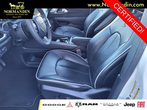 Certified 2025 Chrysler Pacifica Limited FWD image 14