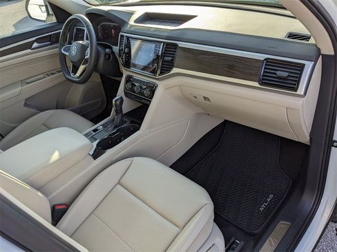 Certified 2022 Volkswagen Atlas SE w/ Panoramic Sunroof Package image 12