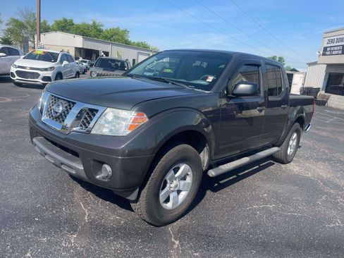 Used 2012 Nissan Frontier SV image 2